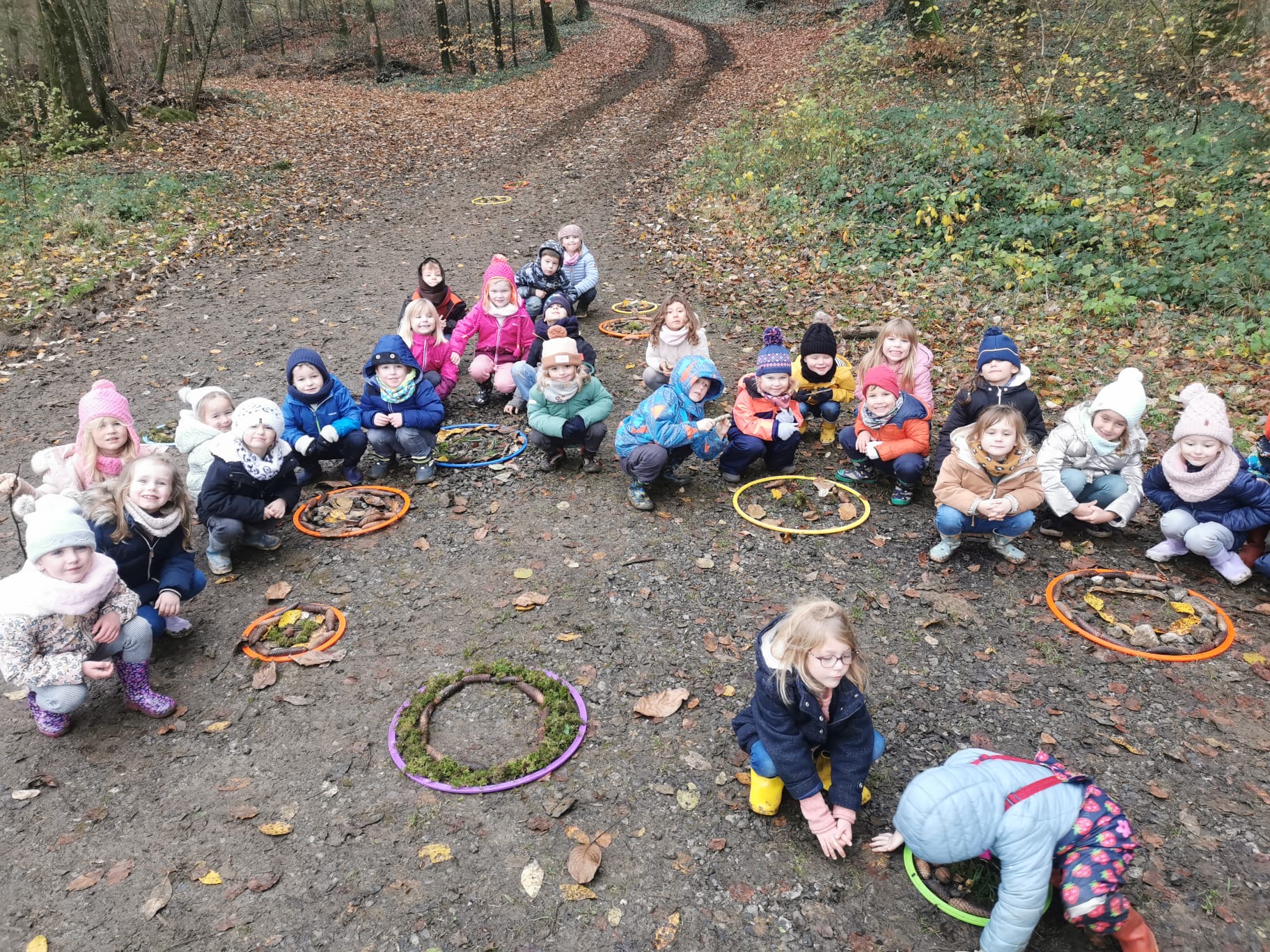 Le mandala en école du dehors Ecole libre fondamentale Lamorteau